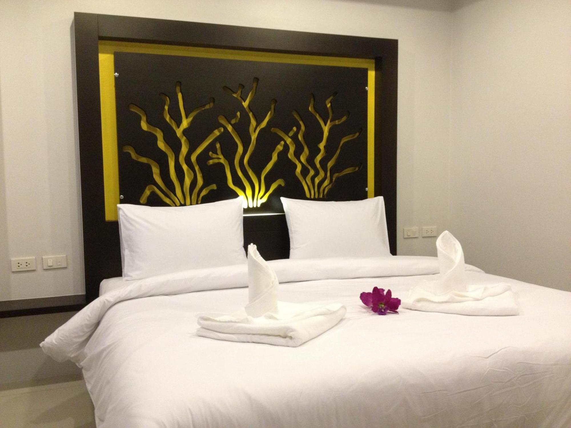 The Silk Hill Hotel Patong Bagian luar foto