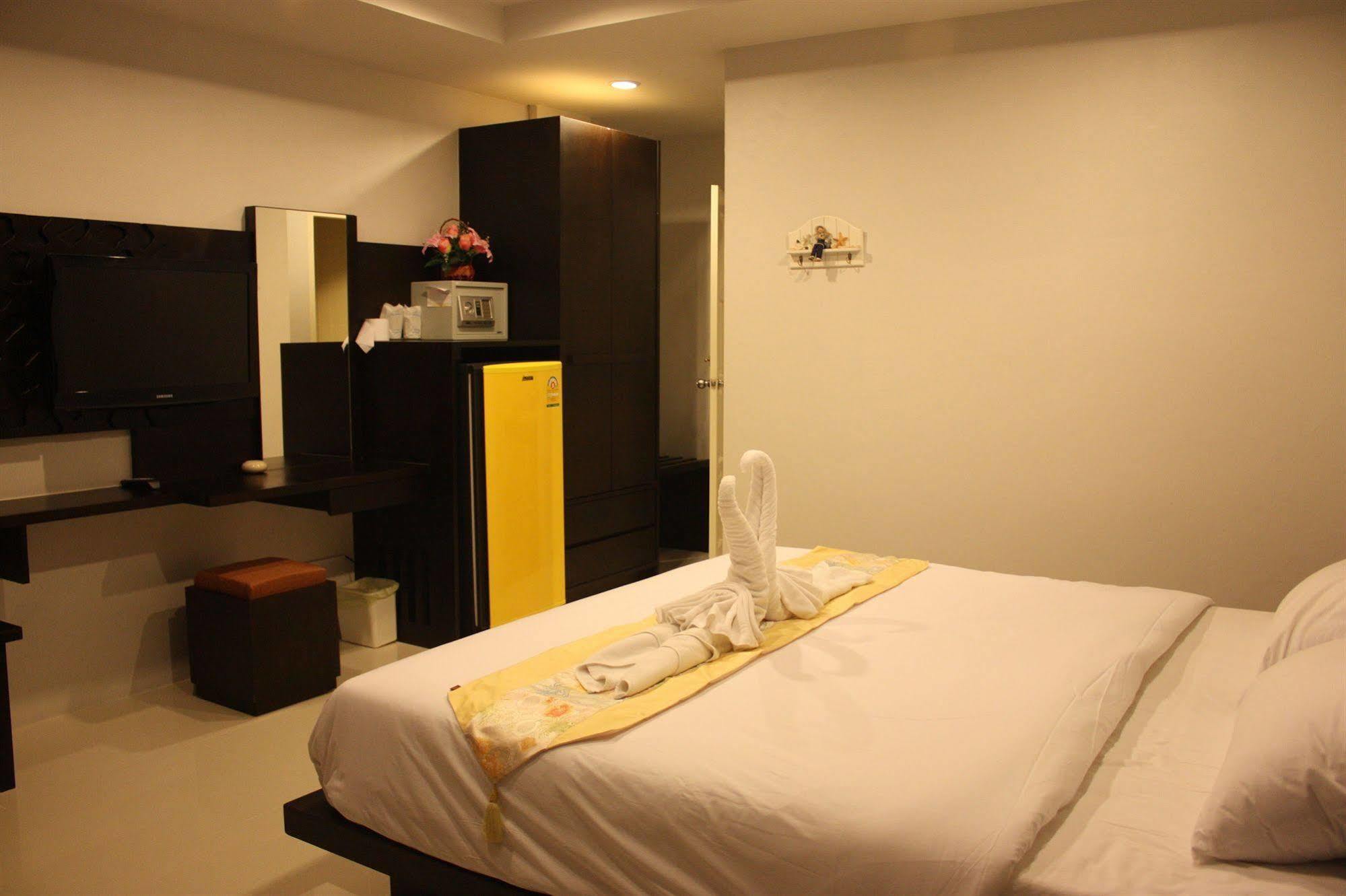 The Silk Hill Hotel Patong Bagian luar foto