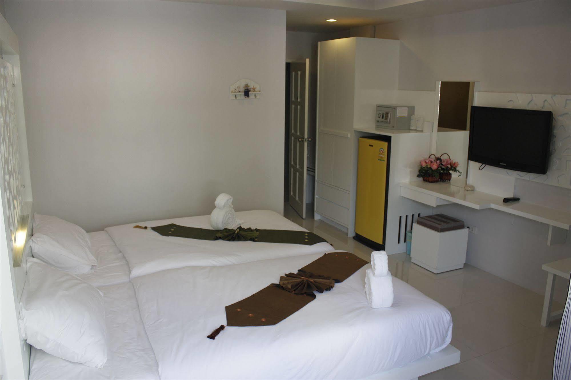 The Silk Hill Hotel Patong Bagian luar foto