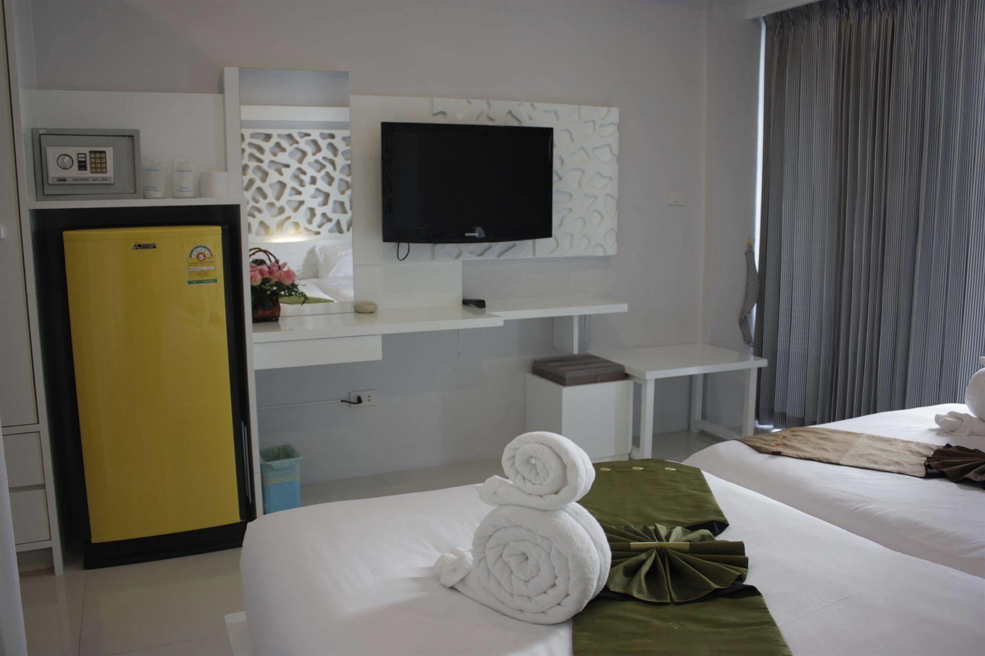 The Silk Hill Hotel Patong Bagian luar foto